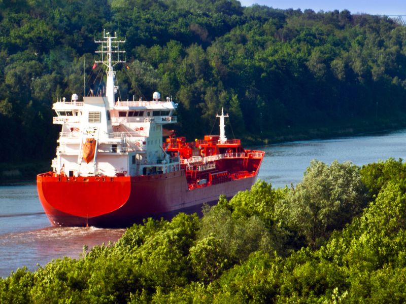 Nord-Ostsee-Kanal-Wasserstraße Für Traumschiffe Durch Die Natur